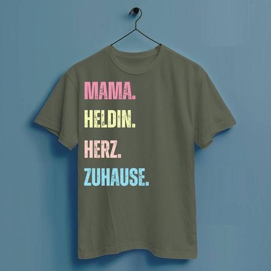Mama. Heldin. Herz. Zuhause. - Hochwertiges T-Shirt 100% Baumwolle