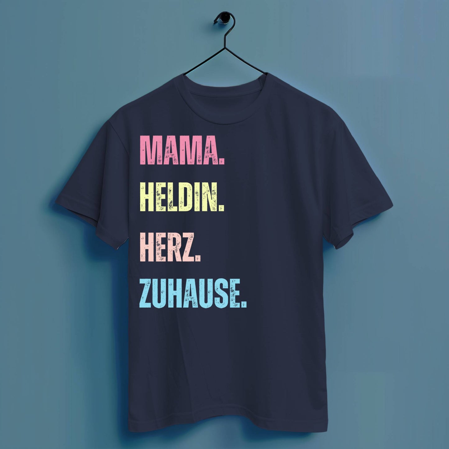 Mama. Heldin. Herz. Zuhause. - Hochwertiges T-Shirt 100% Baumwolle