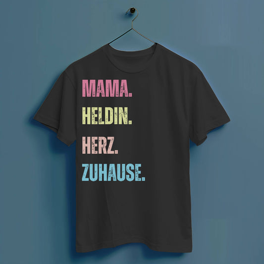 Mama. Heldin. Herz. Zuhause. - Hochwertiges T-Shirt 100% Baumwolle